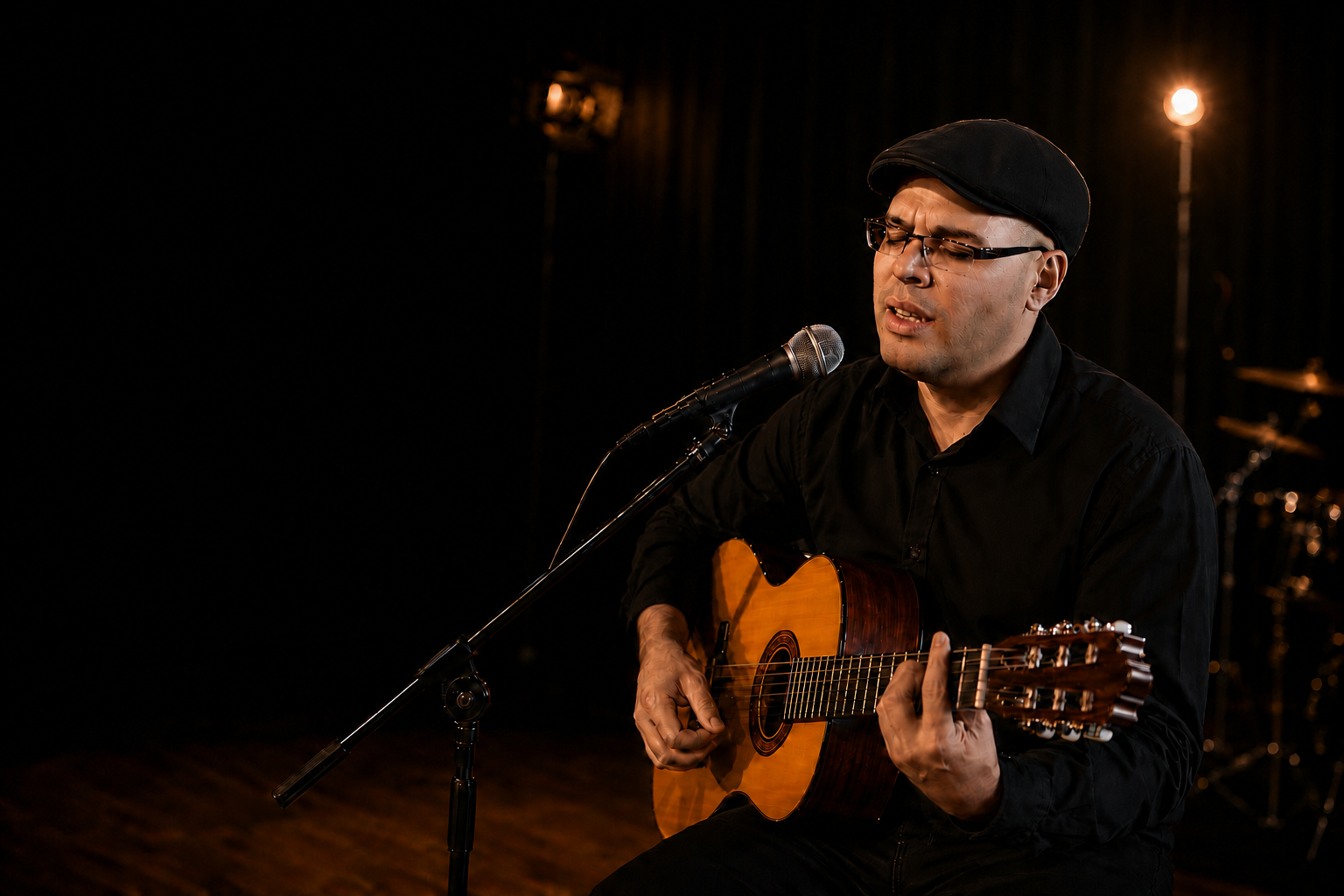 Yoel Ruiz cantando y tocando la guitarra bajo luces de escenario